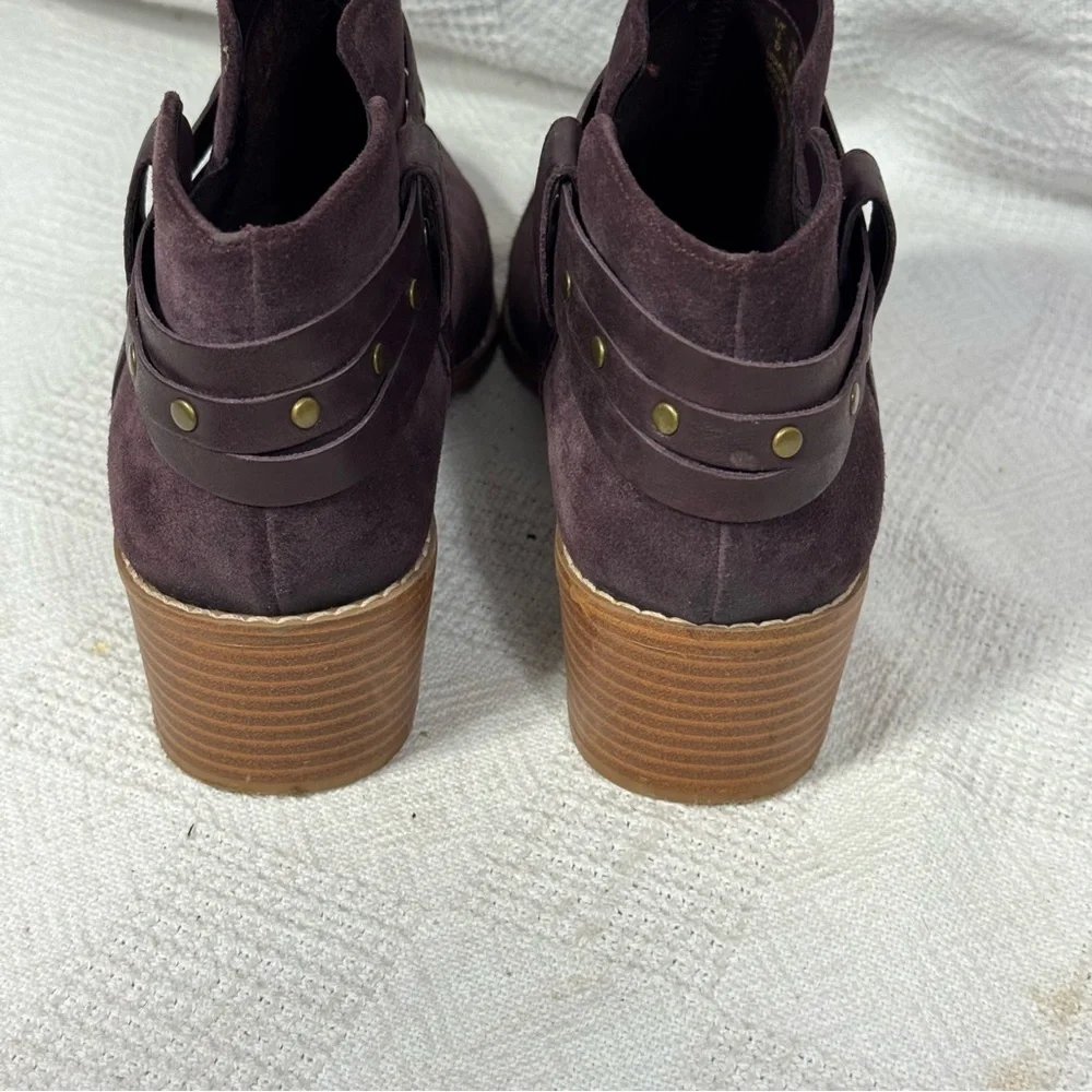 CLARKS Somerset Breccan Purple‎ Suede Studded Ankle Strap Booties Size 8.5 EUC
